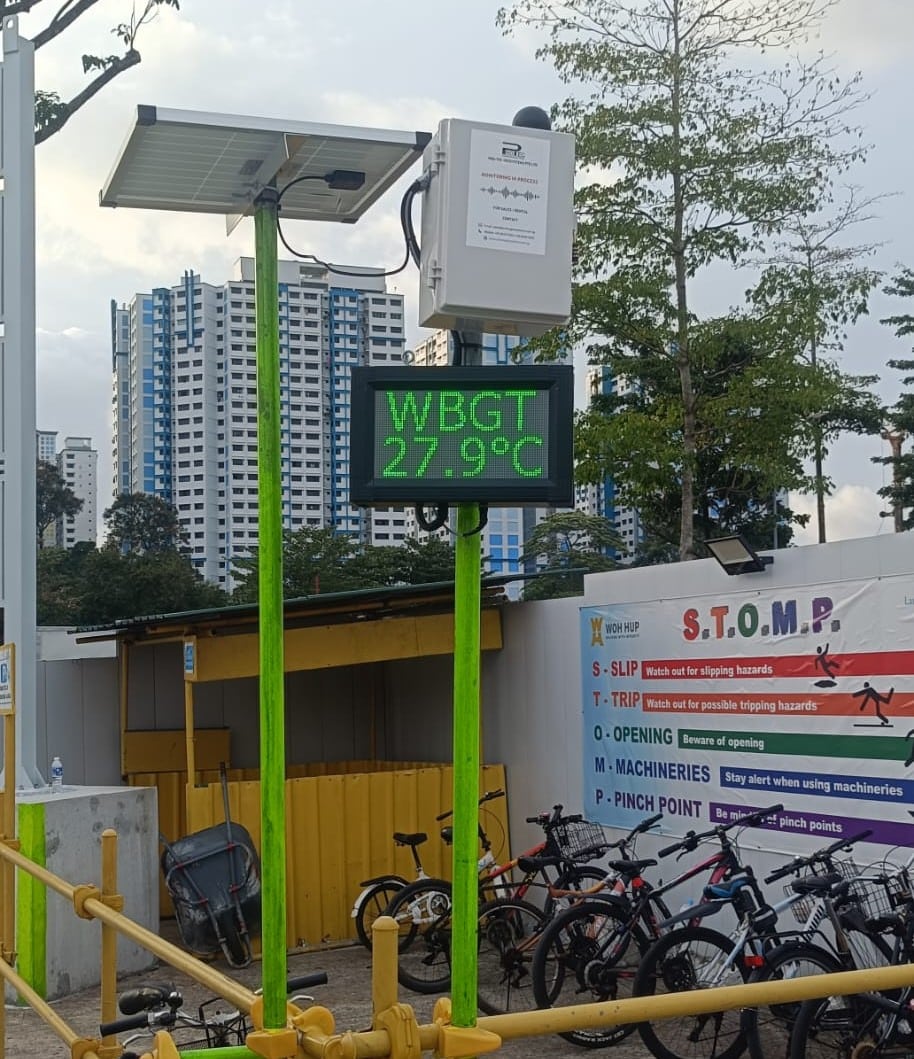 Real-time WBGT monitoring system installed on construction site for heat stress monitoring